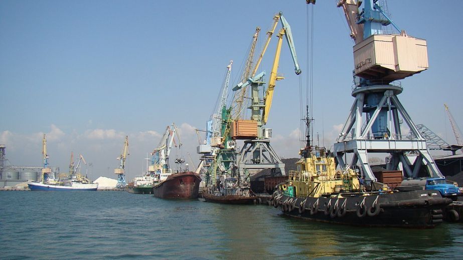 Окупанти відкрили для іноземних суден Бердянськ і Маріуполь – цілі