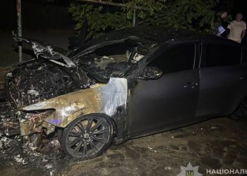 Підпалив Nissan заради подруги: у Запоріжжі поліція затримала палія