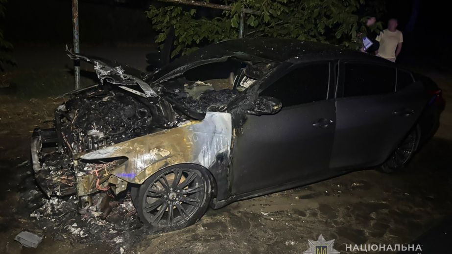 Підпалив Nissan заради подруги: у Запоріжжі поліція затримала палія