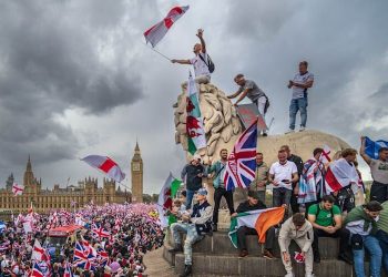 Протести у Британії переросли у сутички з поліцією | Політика