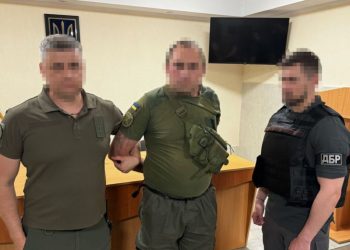 Судитимуть запорізького інспектора, який робив “доставку” наркотиків прямо у в’язницю