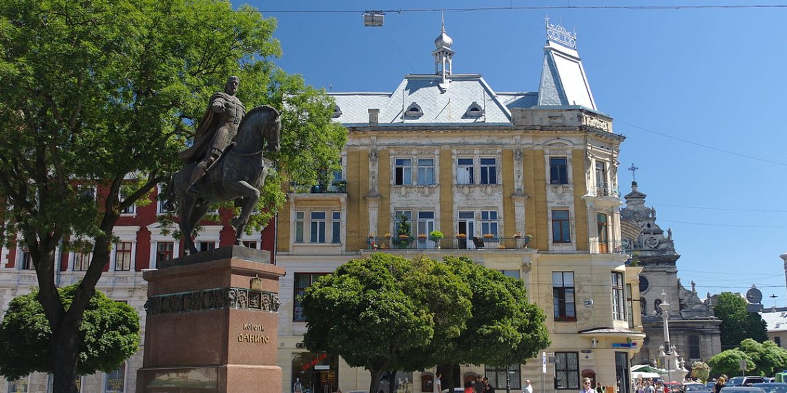 У центрі Львова демонтовують ще два кіоски, які заважали руху пішоходів –