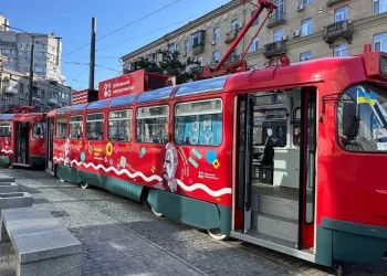 У Дніпрі презентували перші в Україні панорамні трамвайні вагони