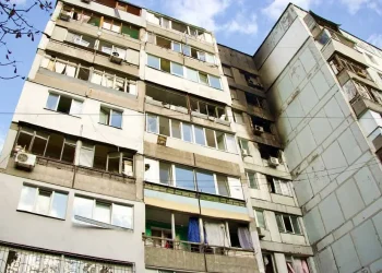 У Дніпрі триває ліквідація наслідків ворожої атаки