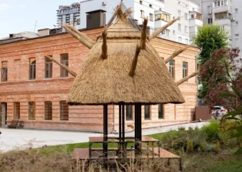 У Дніпрі з’явився символічний «дах-укриття»