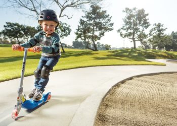 У Львові авто збило 7-річного хлопчика на самокаті –