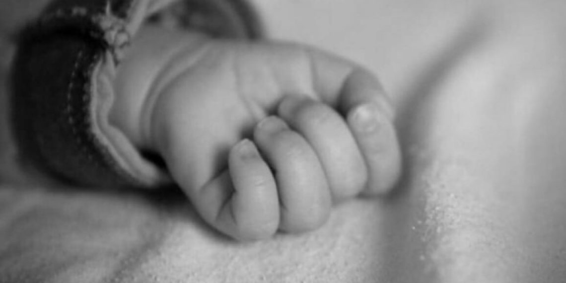 У Львові чоловік поставив люльку з немовлям на дах автівки і поїхав: дитина отримала травми –