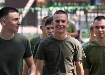 Виїзд чоловіків віком 18-22 років за кордон може погано відобразитися на демографічній ситуації в Україні | Політика