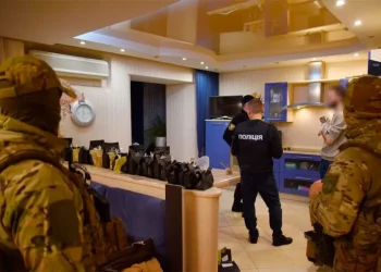 «Чай, від якого зносить дах»: в Україні викрили мережу, що продавала школярам наркотик під виглядом напою