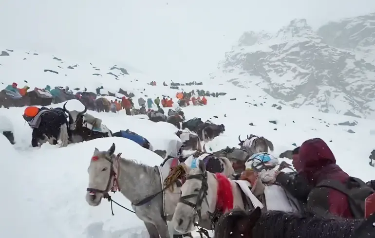 Еверест накрила буря – рятувальники завершили евакуацію людей 1
