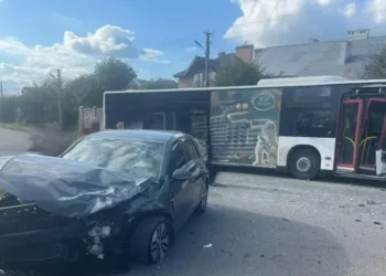 На Львівщині маршрутка зіткнулася з легковиком: п’ятеро людей потрапили до лікарні