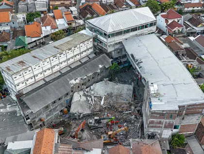 Обвал школи в Індонезії - загинули 67 людей серед них підлітки - фото 8