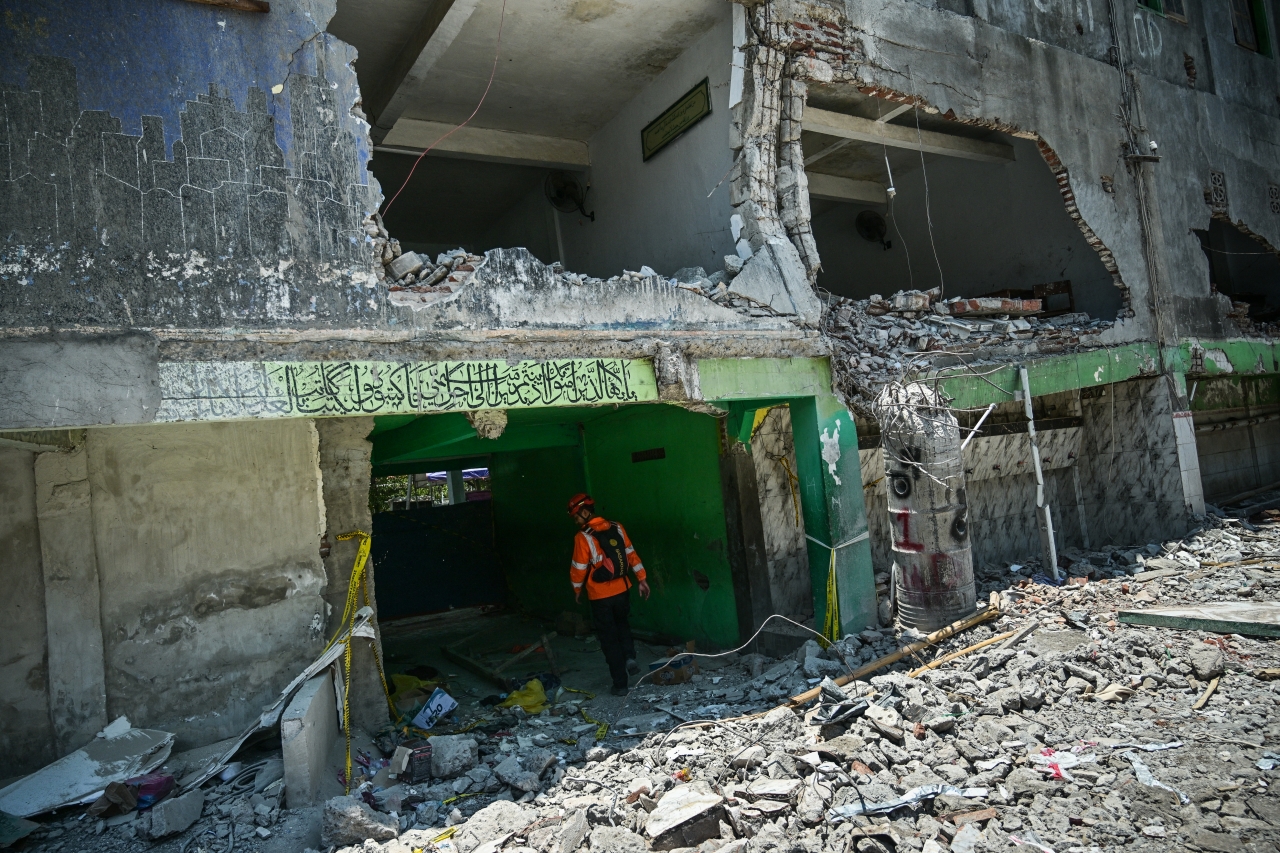 Обвал школи в Індонезії - загинули 67 людей серед них підлітки - фото 14