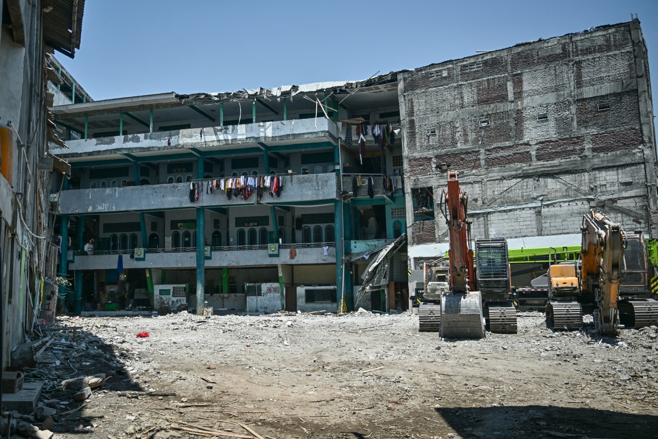 Обвал школи в Індонезії - загинули 67 людей серед них підлітки - фото 13