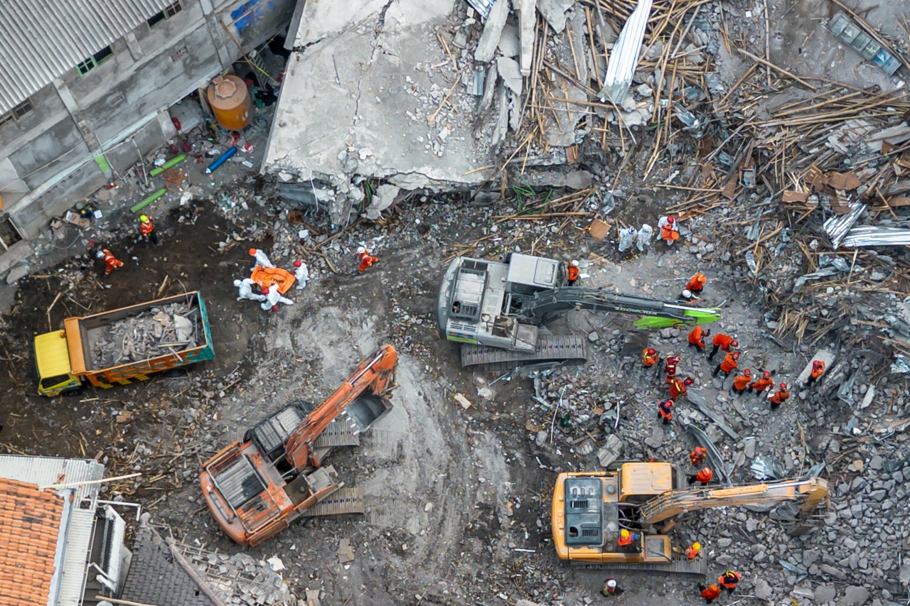 Обвал школи в Індонезії - загинули 67 людей серед них підлітки - фото 12