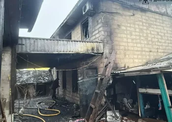 У Дніпрі сталася масштабна пожежа в житловому будинку: постраждала людина