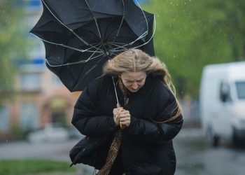 Ветер будет сбивать с ног: в Одессе объявили штормовое предупреждение