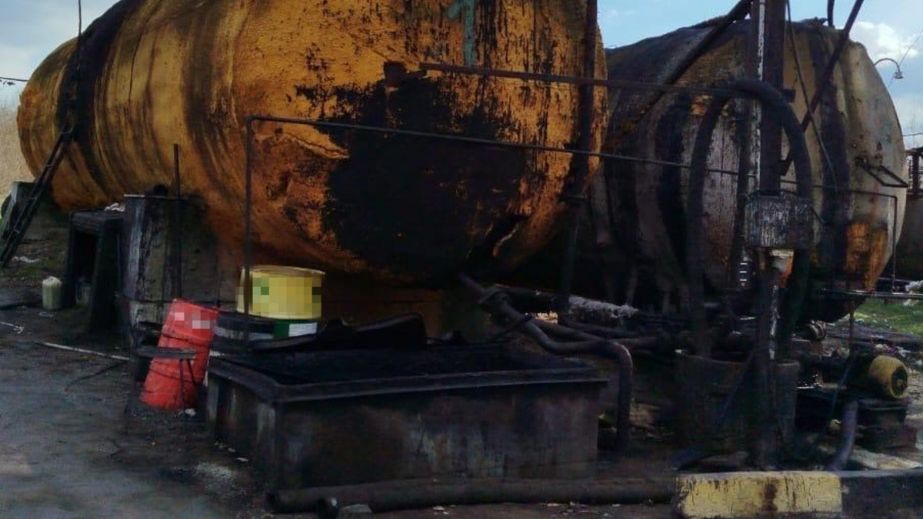 Зливали відходи в ґрунт: трьох запоріжців судитимуть за підробку пального