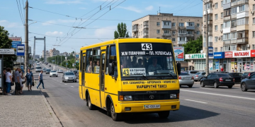 43 маршрутка Днпр - едет по улице желтого цвета