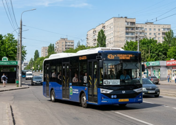 43э маршрутка едет по городу