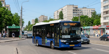 43э маршрутка едет по городу