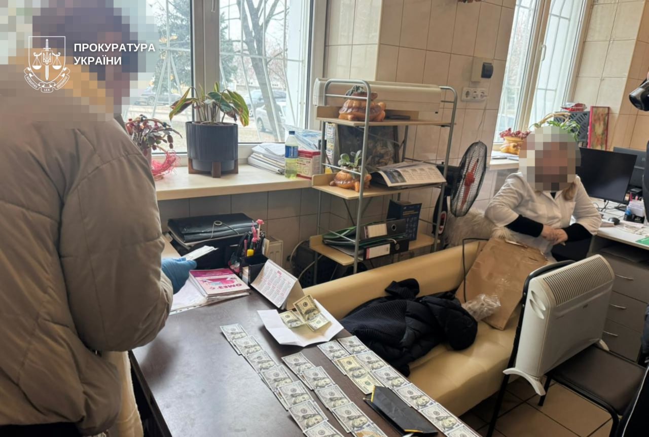 на Дніпропетровщині троє медиків «заробляли» на військовозобов'язаних