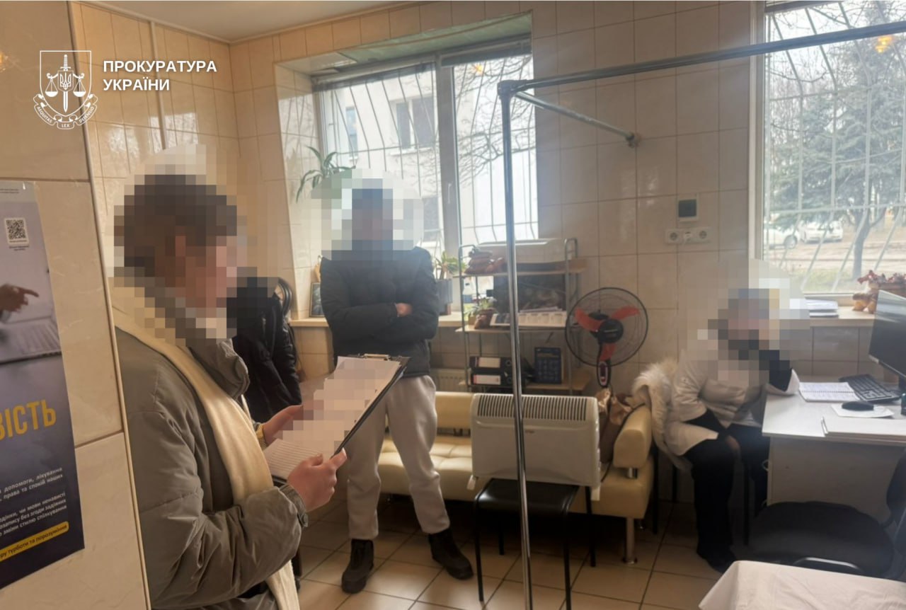на Дніпропетровщині троє медиків «заробляли» на військовозобов'язаних