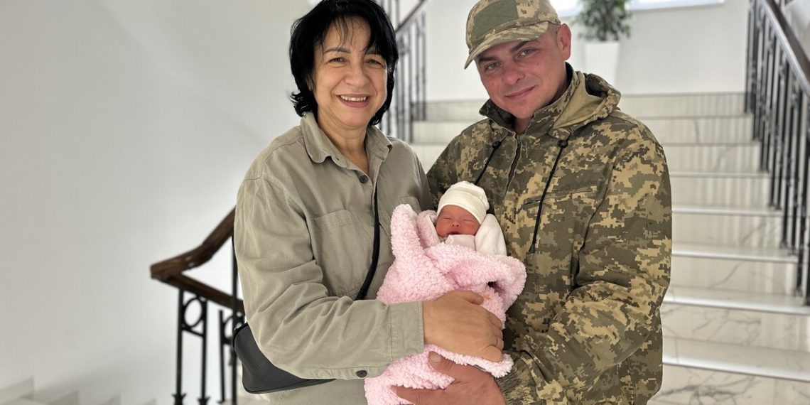 52-річна захисниця народила здорову доньку у Львові: лікарі назвали пологи унікальними –