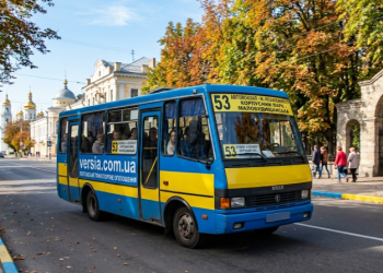 53 Маршрутка Полтави - автобус рухається по вулиці
