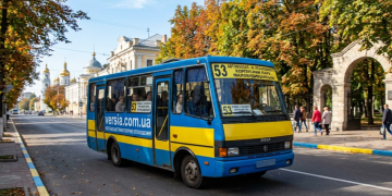 53 Маршрутка Полтави - автобус рухається по вулиці