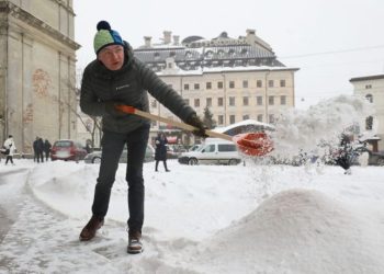 84 одиниці спецтехніки та понад 1200 двірників прибирають Львів від снігу –