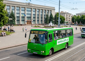 Маршрутка 19 Житомира їде по місту - фото