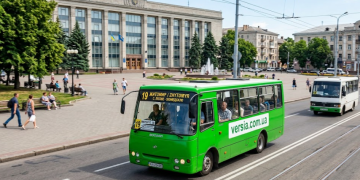 Маршрутка 19 Житомира їде по місту - фото