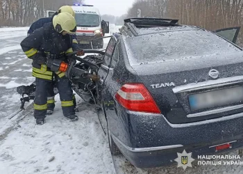Авто на швидкості протаранило автобус на Чернігівщині: водій загинув миттєво