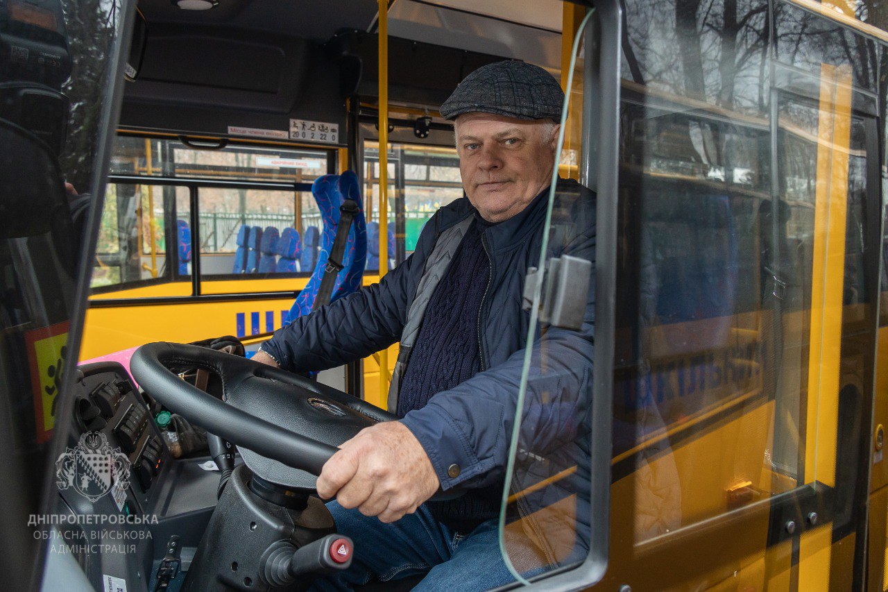 Передача нових автобусів освітянам