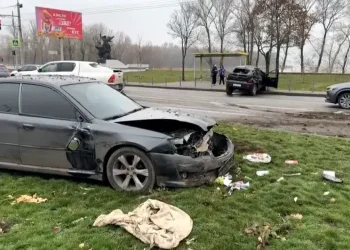 Автотроща на Набережній Заводській у Дніпрі: є постраждалий