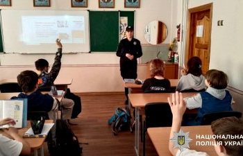 Безпечний простір для дітей: у Миколаєві поліцейська навчала ліцеїстів як розпізнати булінг »