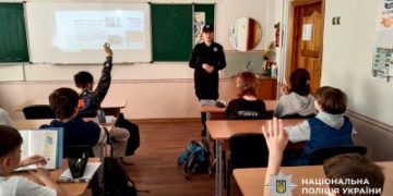 Безпечний простір для дітей: у Миколаєві поліцейська навчала ліцеїстів як розпізнати булінг »