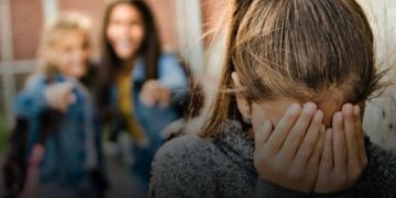 Били, знімаючи відео: 13-річна дівчинка зазнала нападу ровесниць у Запоріжжі