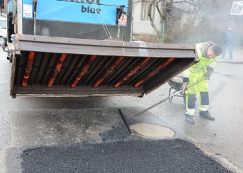 Біля будинку на вул. Мельника, 8а відремонтували тротуар і дорогу: мешканці зібрали 100 тис. грн –