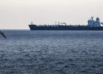 Блокада Ормузької протоки: США поцілили у комерційне судно – Світові новини