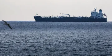 Блокада Ормузької протоки: США поцілили у комерційне судно – Світові новини