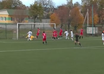 Друга ліга: «Гірник-Спорт» в меншості програв криворізькому «Пенуелу» • Футбол •