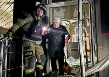 ДСНС оприлюднила фото ліквідації наслідків нічної атаки на Дніпро