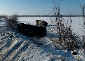 ДТП на Уманщині: перекинулися дві автівки, одного водія госпіталізували