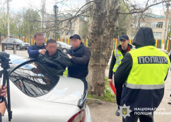Фіктивний шлюб задля перетину держкордону: на Миколаївщині поліцейські затримали та повідомили про підозру організатору оборудки »