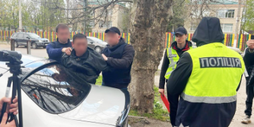 Фіктивний шлюб задля перетину держкордону: на Миколаївщині поліцейські затримали та повідомили про підозру організатору оборудки »