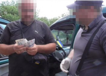 Гроші замість штрафів: у Запоріжжі судитимуть двох правоохоронців-хабарників