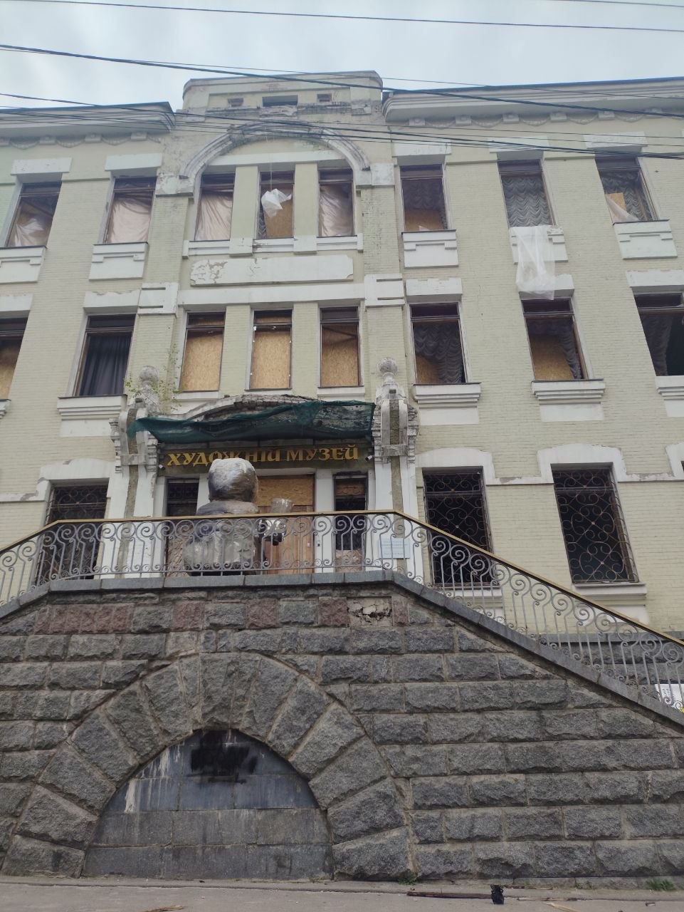 Наслідки ворожого удару по Дніпру 