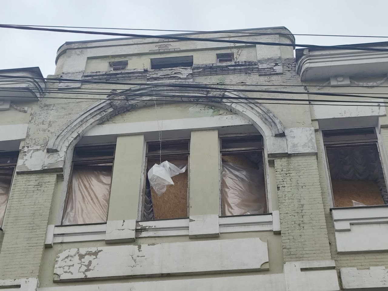 Наслідки ворожого удару по Дніпру 